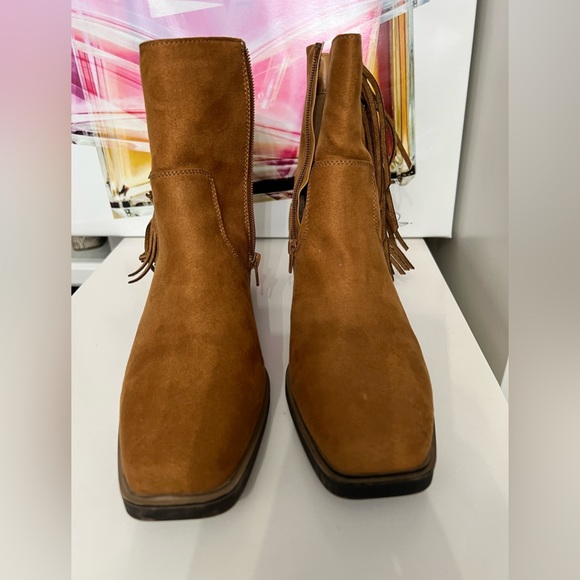 SO preowned fringe boots. - Picture 2 of 5